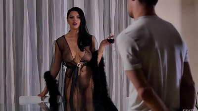 Slut Kira Queen ha invitato il suo vicino per il tè e lo ha scopato sul tavolo da pranzo